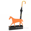 Tong payung logam berbentuk kuda yang kreatif